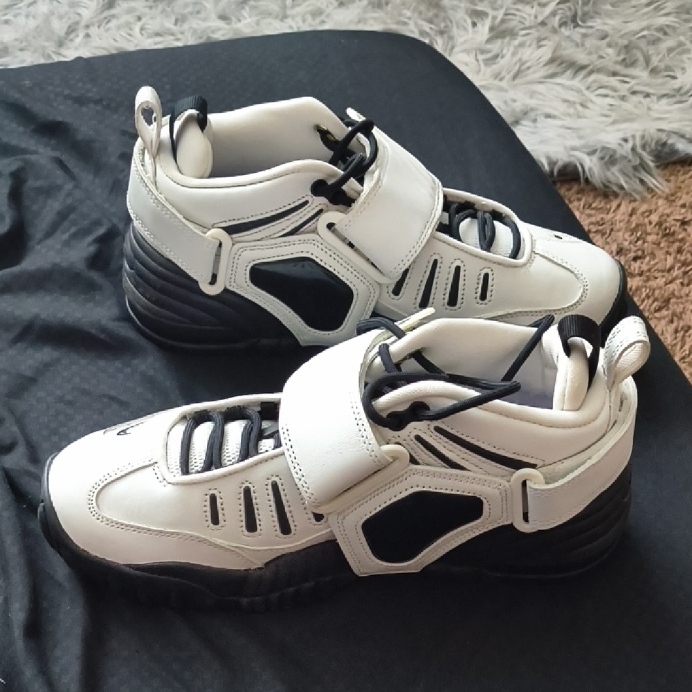 Nike Black and White Athletic Sneakers - Picture 2 of 7
